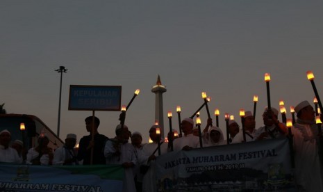 ACT membagikan ribuan makanan gratis bagi kegiatan pawai obor di Jakarta Muharram Festival 2019 dalam rangka menyambut Tahun Baru 1441 Hijriah, Sabtu (31/8) malam.