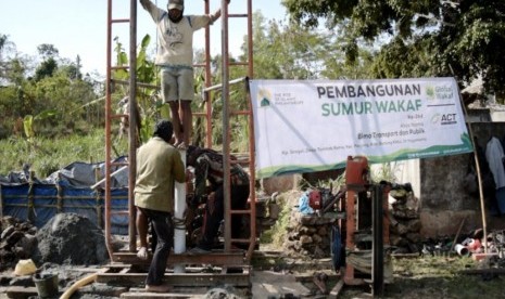 ACT membangun sumur wakaf untuk membantu mengatasi kekeringan.