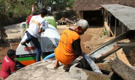 ACT membantu mendistribusikan air bersih ke berbagai wilayah.