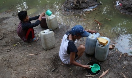 ACT membantu mendistribusikan air bersih ke berbagai wilayah.