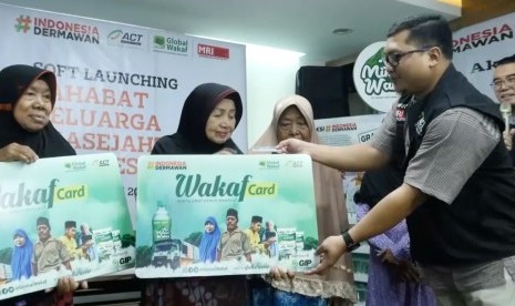 ACT memberikan bantuan pangan berupa beras, air mineral, dan kartu member wakaf kepada keluarga prasejahtera.