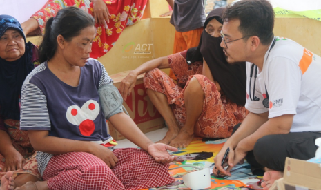 ACT memberikan layanan kesehatan di Desa Banjarmasin, Carita.