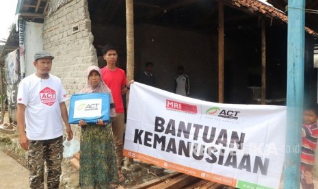  ACT mendirikan posko kemanusiaan yang menampung berbagai bantuan kemanusiaan, Rabu (24/1). 