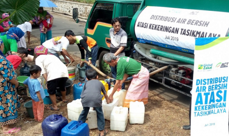 ACT menyalurkan air bersih mengatasi kekeringan di Tasikmalaya.