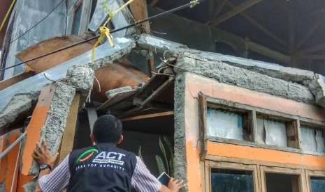 ACT menyalurkan bantuan kemanusiaan kepada korban gempa bumi di Kabupaten Solok, Sumbar. Bantuan yang diserahkan pada Senin (23/7) tersebut berupa paket makanan. 