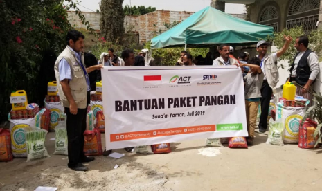 ACT menyalurkan bantuan pangan kepada warga korban kemanusiaan di Sanaa, Yaman.