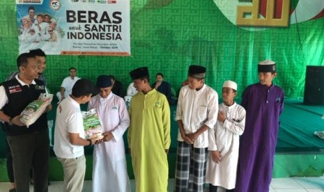 ACT menyerahkan bantuan 1 ton beras untuk santri AFKN.