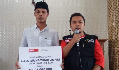 ACT menyerahkan bantuan tunai untuk Zohri.