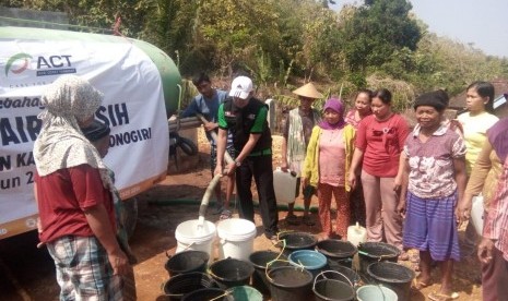 ACT Solo menyalurkan bantuan air bersih bagi warga terdampak kekeringan di tiga desa yakni, Songbledek, Lomujing, dan Sumberejo di Kecamatan Paranggupito, Kabupaten Wonogiri, Jawa Tengah, Selasa (2/7).