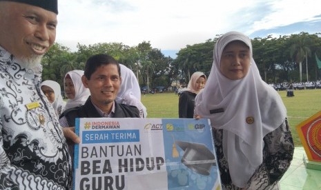 ACT Sumbar berikan Bea Hidup untuk 3 orang guru di  Kota Padang pada momen Hari Guru Nasional, Senin (25/11).