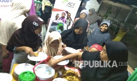 ACT Sumbar kembali mengoperasikan Food Van untuk mengantar sajian buka puasa bagi kaum dhuafa. Kali ini, giliran warga desa binaan BEM Unand yang merasakan manfaat Food Van. 