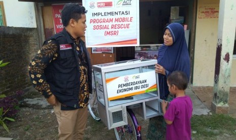 ACT Sumbar menyumbangkan sepeda dan modal usaha untuk ibu-ibu mandiri di Kota Padang yang kesulitan ekonomi. 