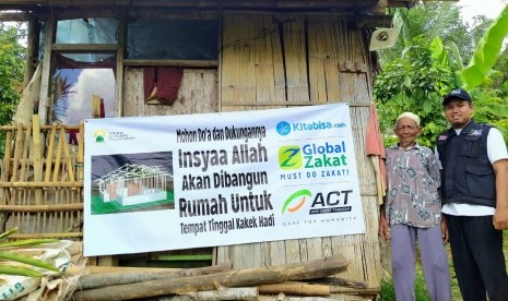 ACT Tasikmalaya bantu bangunkan rumah untuk seorang warga di Kecamatan Cibalong, Kabupaten Tasikmalaya. 