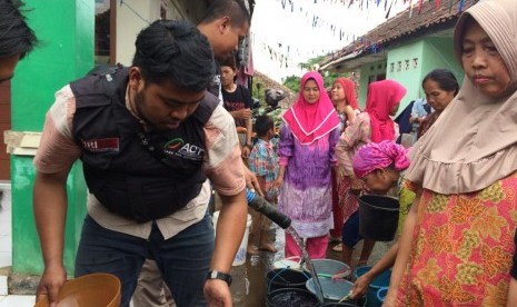 ACT Tasikmalaya bersama mahasiswa Unsil dan BPBD Kota Tasikmalaya menyalurkan air bersih di Kelurahan Sukajaya, Kecamatan Purbaratu, Kota Tasikmalaya, Kamis (22/8).