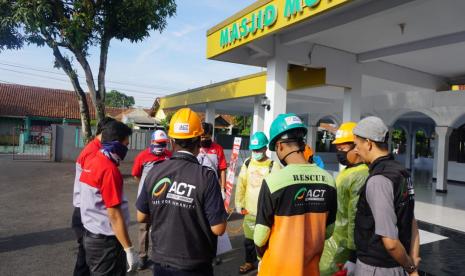 ACT Tasikmalaya melakukan penyemprotan disinfektan di masjid-masjid, Jumat (20/3). 