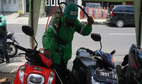 ACT Tasikmalaya melakukan penyemprotan disinfektan ke kendaraan ojek daring di halaman kantor ACT Tasikmalaya, Jumat (27/3). 