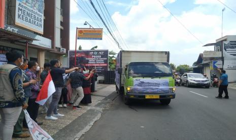 ACT Tasikmalaya melepas keberangkatan kendaraan yang membawa logistik untuk warga terdampak erupsi Gunung Semeru, Selasa (14/12). 