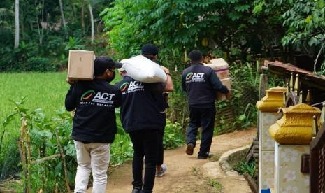 ACT mendistribusikan bantuan.