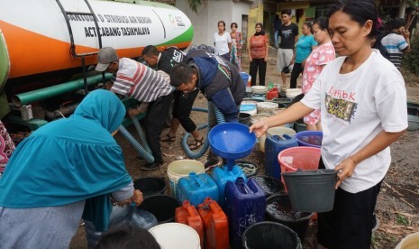 ACT Tasikmalaya mendistribusikn air bersih untuk warga terdamak  kekeringan.