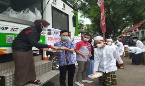 ACT Tasikmalaya menyalurkan bantuan 1.000 porsi makanan untuk berbuka puasa kepada santri di Pondok Pesantren Cipasung, Kabupaten Tasikmalaya, Kamis (29/4). 