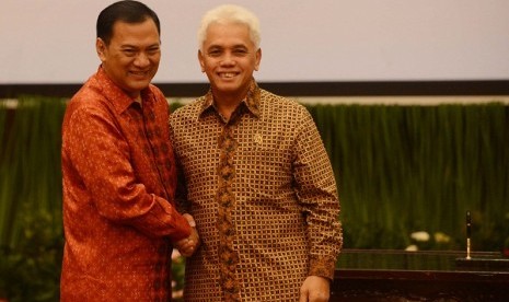 Acting Minister of Finance (right) Hatta Rajasa and former minister of Finance Agus Martowardojo after the handover ceremony in Jakarta in April. (file photo) 