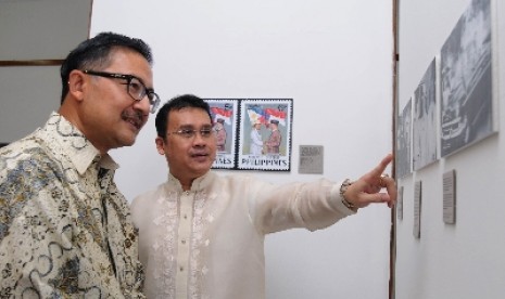 Acting Philippines Ambassador Roberto G Manalo (left) with Secretary General of Ministry of Foreign Affairs Yohanes Kristiarto Soeryo Legowo (right) attending Philippines - Indonesia Photo Exhibition Mabuhay!Merdeka!: Snapsshots Of 65 Years Of Philippines-