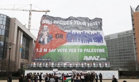 Activists unveil a giant Palestine flag in support of a Palestinian statehood outside the European Union Council in Brussels November 19, 2012. While France on Thursday indicated it would support efforts by the Palestinians to secure a diplomatic upgrade a