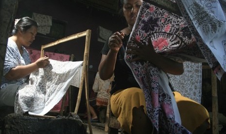 Activities in a batik workshop in Indramayu, West Java (illustration)