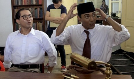 Actor Ario Bayu (right) plays as Soekarno and Lukman Sardi as Mohammad Hatta, in a shooting scene in Bogor Presidential Palace in Bogor, West Java, last weekend.  