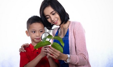 Ada beberapa cara yang bisa dilakukan orang tua untuk menanamkan kesadaran ke anak, salah satunya dengan konsisten mengatakan atau mengajarkan sesuatu ke anak.