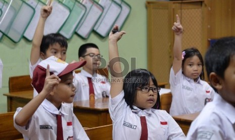 Anak belajar di sekolah.