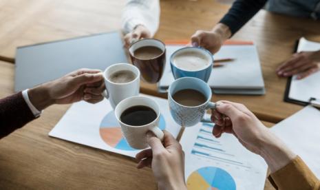 Minum terlalu banyak kopi disebut bisa menyebabkan ketegangan vokal.