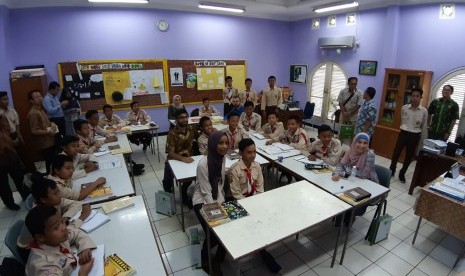 ada Jumat (7/2) kemarin, SMART Ekselensia Indonesia (SMART) kedatangan lima orang tokoh Muslim muda dari Australia. Mereka ingin melihat pengelolaan dana ZISWAF (Zakat, Infak, Sedekah, dan Wakaf) di sekolah yang didirikan oleh Dompet Dhuafa ini.