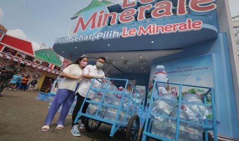 Ada promo menarik, Raffi Ahmad dan Nagita Slavina borong Le Minerale di Pekan Raya Jakarta (PRJ). Raffi sebut Nagita selalu selektif dalam membeli apa yang boleh dikonsumsi keluarga.