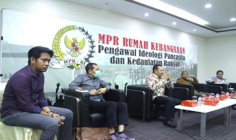  Ada yang berbeda dalam diskusi publik di press room MPR RI, Selasa (17/3) siang. Biasanya, para narasumber yang menjadi pembicara duduk berdekatan.