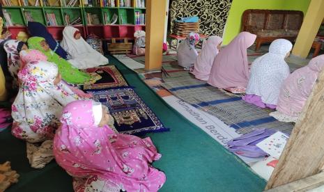 Ada yang berbeda di Rumah Belajar Anak Juara di Desa Berdaya Manggunsari binaan Rumah Zakat yang disupport UPZ PermataBank Syariah. Pasalnya, tidak hanya memberikan pendampingan pembelajaran bahasa inggris saja, lebih dari itu di sini anak-anak juga dilatih membiasakan diri untuk melaksanakan sholat berjama’ah