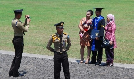 Adalah keinginan orang tua untuk bisa mengantarkan anaknya hingga ke jenjang pendidikan yang paling tinggi.