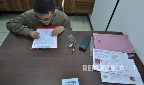 Adam Kharris Pratama (17) salah satu peserta SBMPTN 2017 berkebutuhan khusus mengisi identitas sebelum mengerjakan soal di Ruang Saintek ITB, Jl Ganeca, Selasa (16/5). SBMPTN 2017 Panlok 34 Bandung diikuti sebanyak 51,961 perserta dan sebanyak 16 orang diantaranya perserta berkebutuhan khusus.