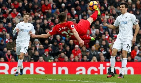 Adam Lallana melepas tendangan salto saat melawan Swansea City.