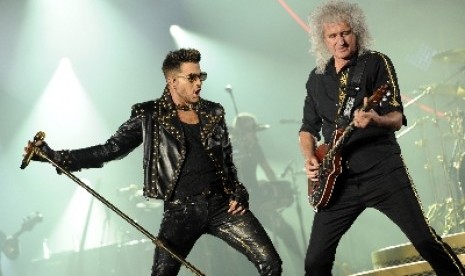 Adam Lambert (kiri) dan gitaris Queen, Brian May, dalam sebuah pertunjukan di Los Angeles tahun ini.