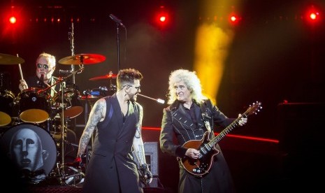 Adam Lambert tampil bersama gitaris Queen Brian May dan penabuh drum Roger Taylor.