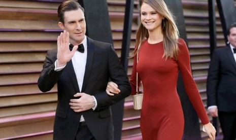 Adam Levine dan Behati Prinsloo.