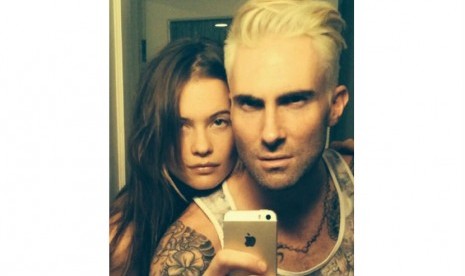 Adam Levine dan rambut pirangnya.