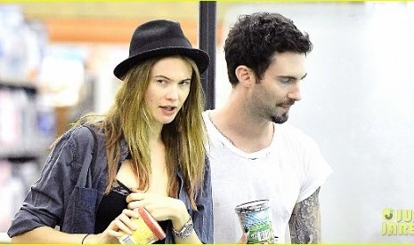 Adam Levine dan tunangannya Behati Prinsloo