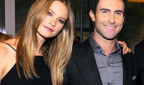 Adam Levine dan tunangannya model Behati Prinsloo