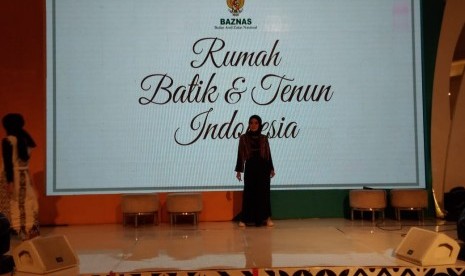 adan Amil Zakat Nasional (Baznas) mempromosikan kain batik dan tenun hasil program pemberdayaan mustahik di Tuban, Jawa Timur dan tenun dari Kabupaten Ende, Nusa Tenggara Timur di Plaza Semanggi.