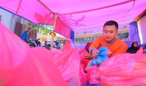 Adaro group dan Kementrian ESDM bekerjasama dengan Rumah Zakat memberikan bantuan berupa bahan pokok untuk masyarakat Sigi. 