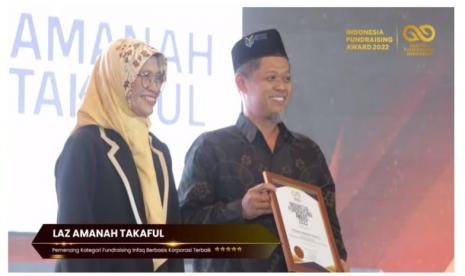 Ade Abdurachman selaku direktur Amanah Takaful (kanan) menerima penghargaan Fundraising Infaq Berbasis Korporasi Terbaik.