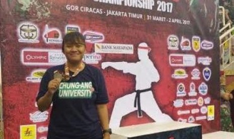 Ade Aryuningsih Arifin, mahasiswa Universitas Nasional yang menyabet medali perak pada ajang  Karate Open 2017. 