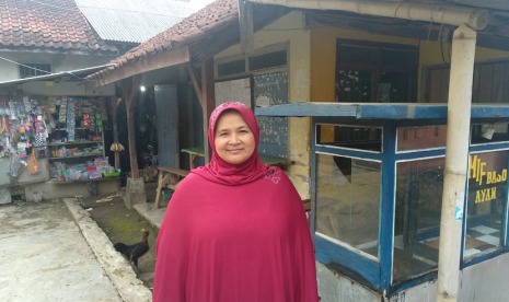 Ade Sholihah penjual bubur yang mampu menyekolahkan anaknya hingga perguruan tinggi.